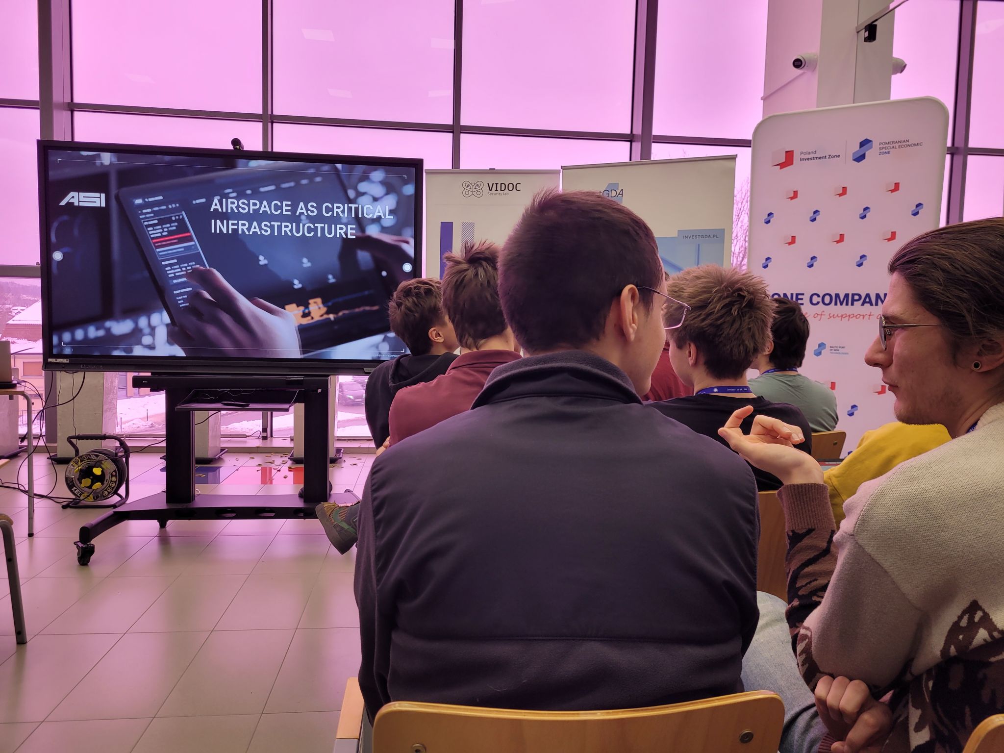 Zdjęcie w trakcie prezentacji "Airspace as critical infrastructure"